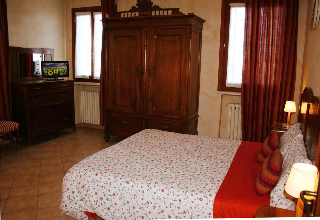 Penzion Agriturismo Corte Ponte Dei Tedeschi Ostiglia Pokoj fotografie